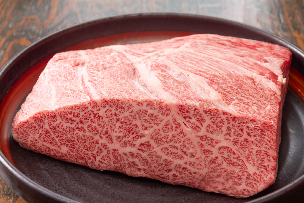 Говоря о Wagyu, большинство представляет именно эту разновидность японской говядины: Кобе – настоящий чемпион мясной мраморности