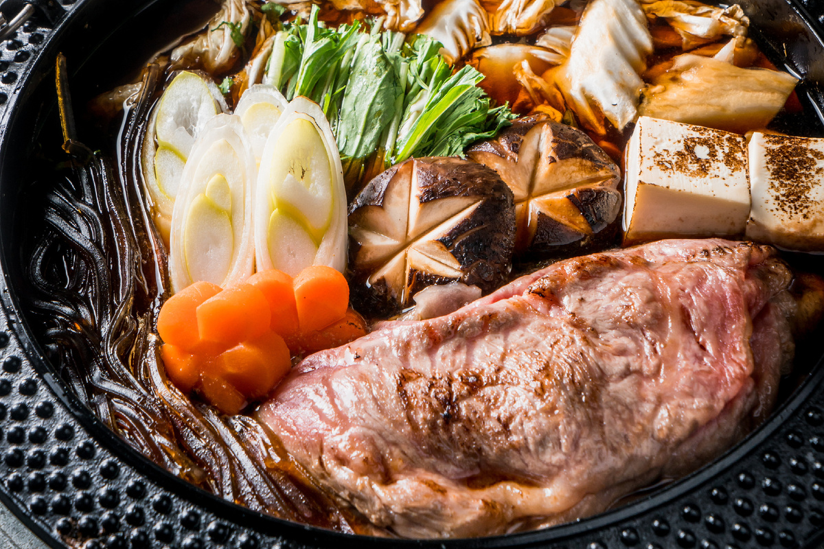 Сукияки – тушить мясо и овощи в сладковатом соусе из сои и мирина