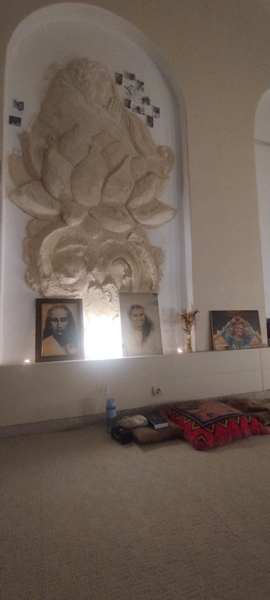 Слева -  Махаватар Бабаджи, справа - 2 изображения Гуруджи