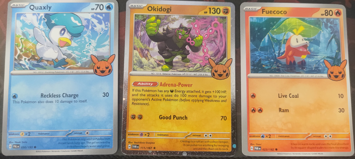 В данном бустере представлены разные покемоны, и всегда в количестве трех штук.
