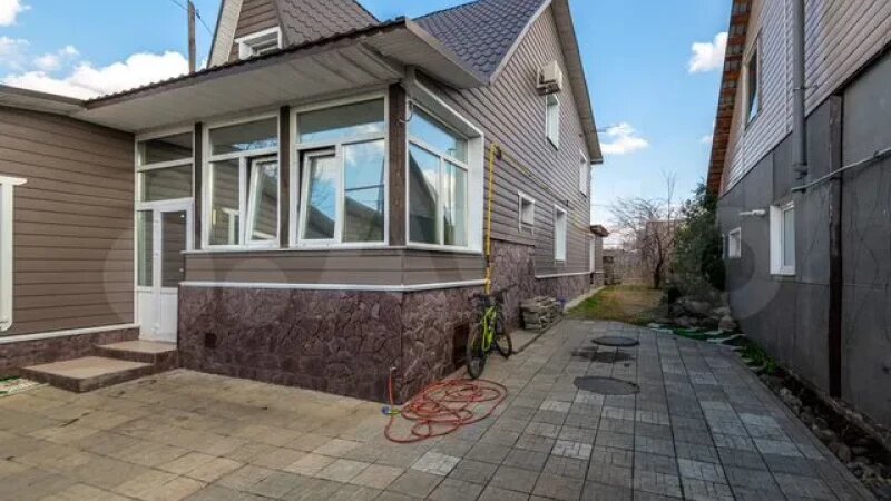     В центре Барнаула продают коттедж за 9,9 млн рублей. «Авито»