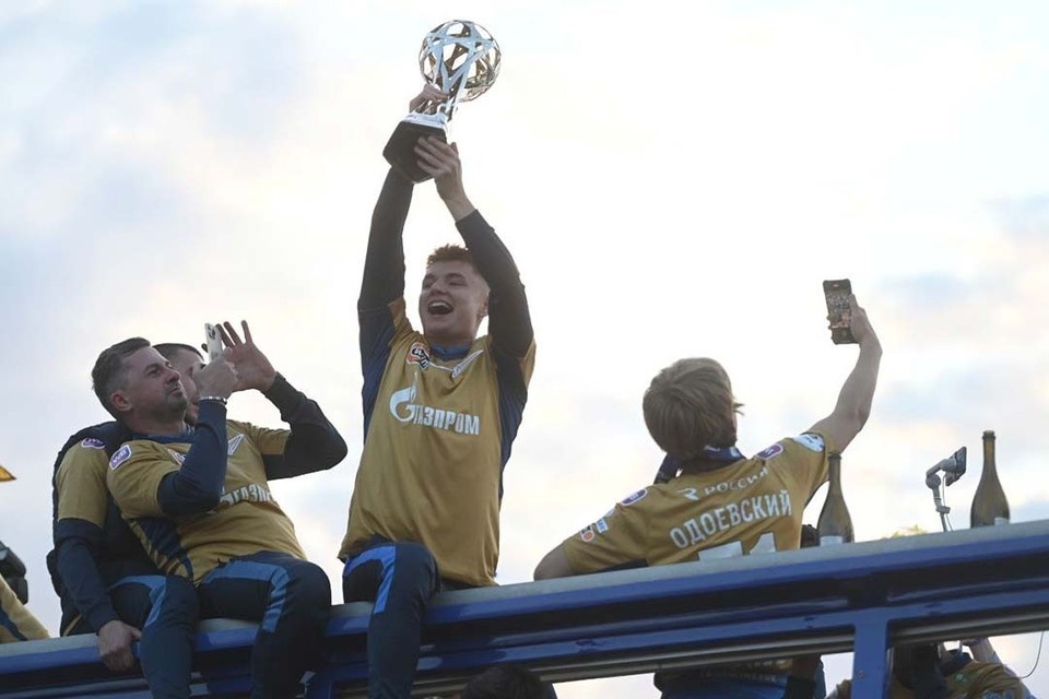    Полузащитнику сине-бело-голубых удалось отбиться. Юлия ПЫХАЛОВА