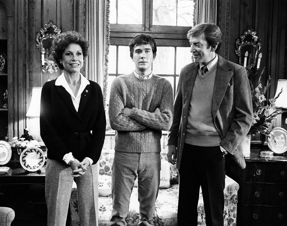  За месяц до начала съёмок у Тимоти Хаттона умер отец. Критики считают, что именно поэтому у него так удалась роль: он не играл, он по-настоящему переживал. Немудрено, что дебют – и сразу «Оскар» за лучшую мужскую роль второго плана.

