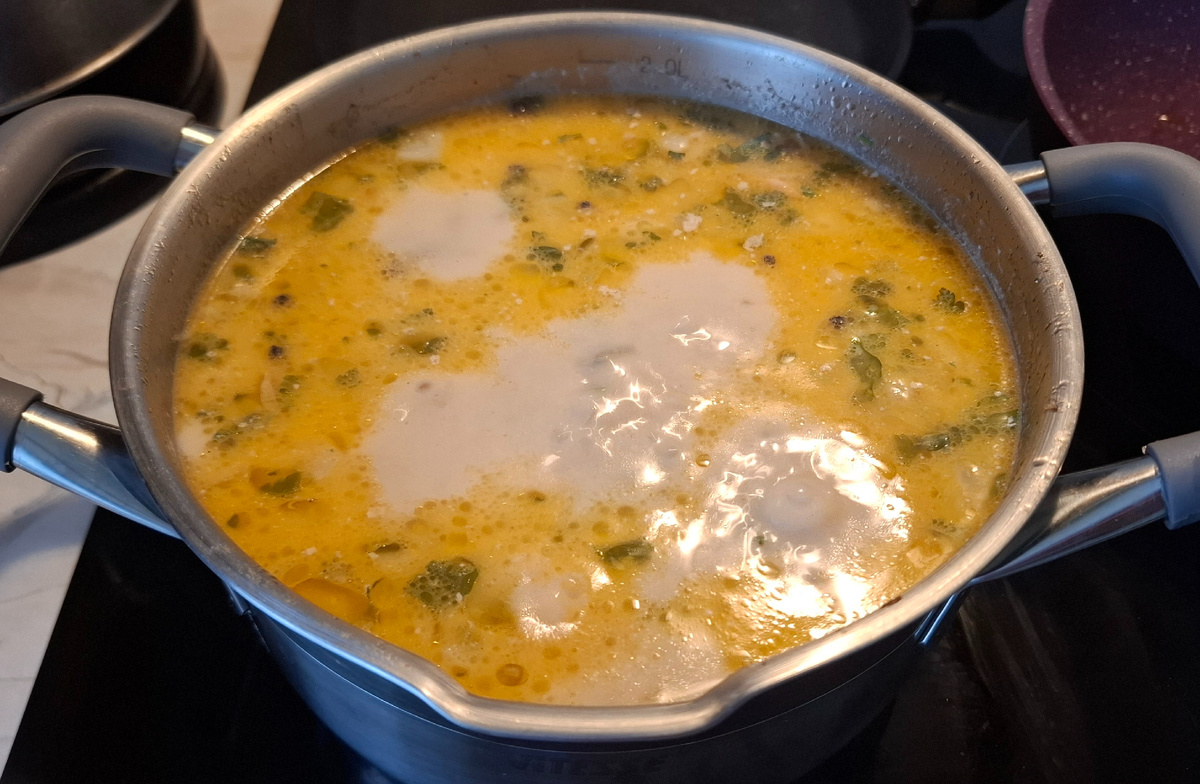 В перерывах между учениками успела сварить.