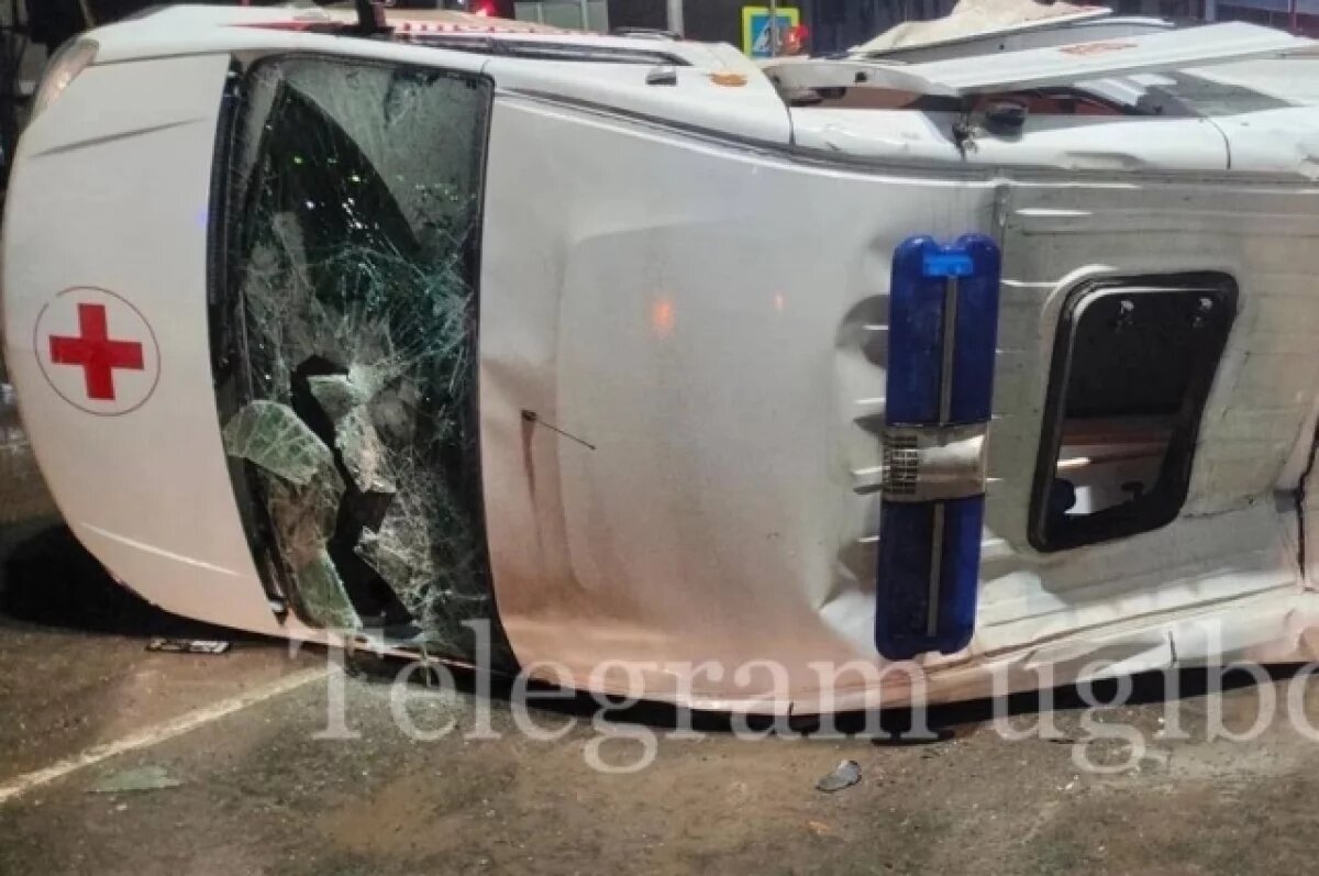    Автомобиль скорой от удара перевернулся.