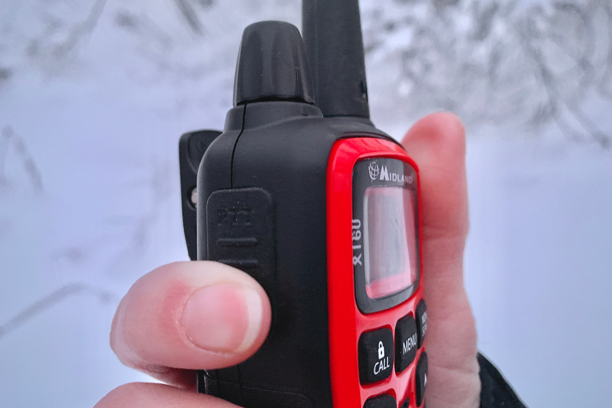 Главная кнопка обычно расположена сбоку, она крупного размера, чтобы не промахнуться в перчатках и даже варежках