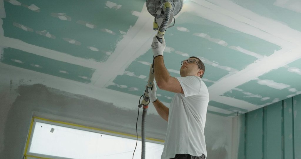 С 29 октября вводится полный запрет на натяжные потолки: владельцам придется их демонтировать