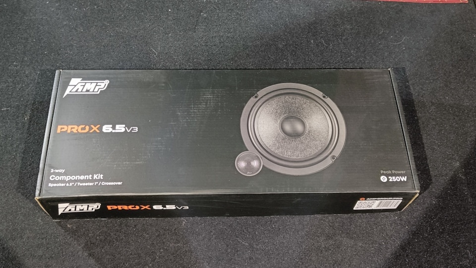 Комплект упакован в огромную такую коробку ))