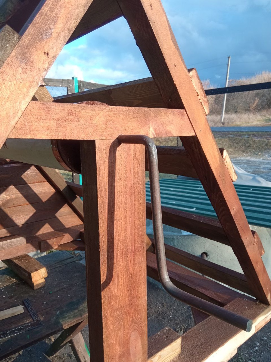 Стойка в виде буквы Т для ручки ворота. Фото автора