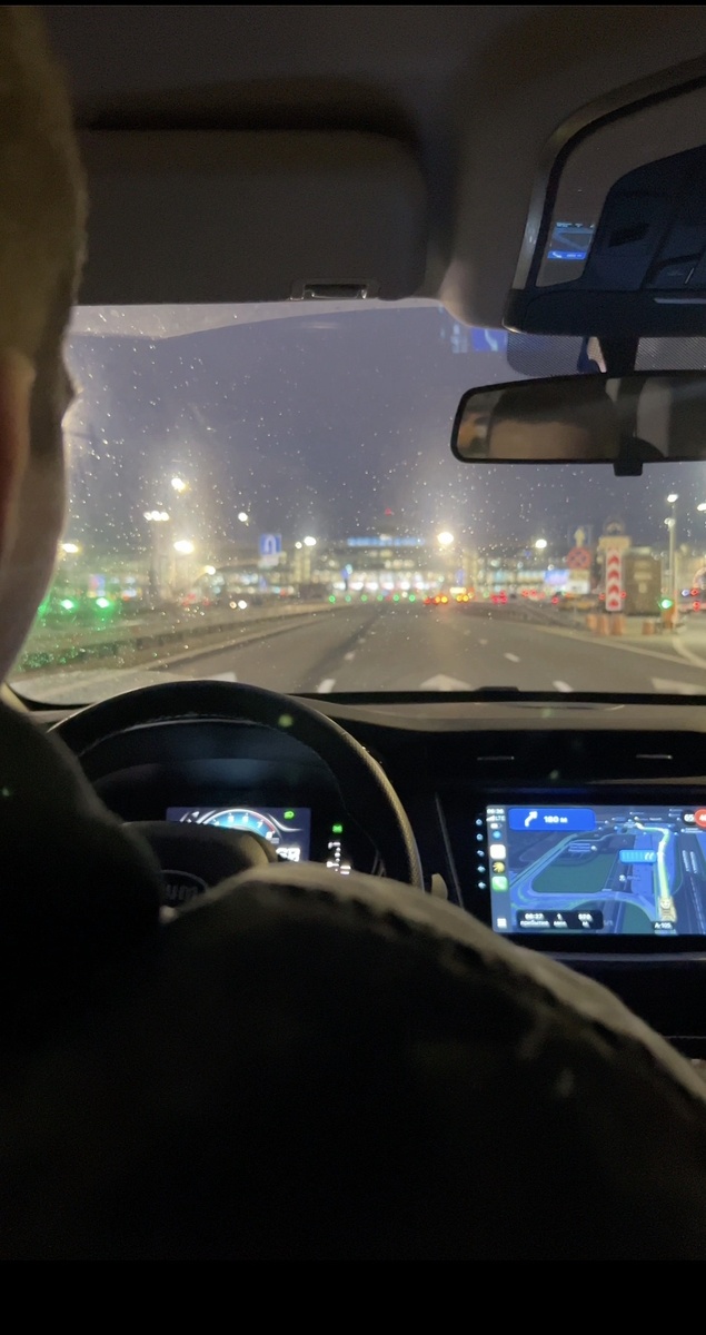 Пока Леша ведет авто, я пытаюсь добрать сон на заднем