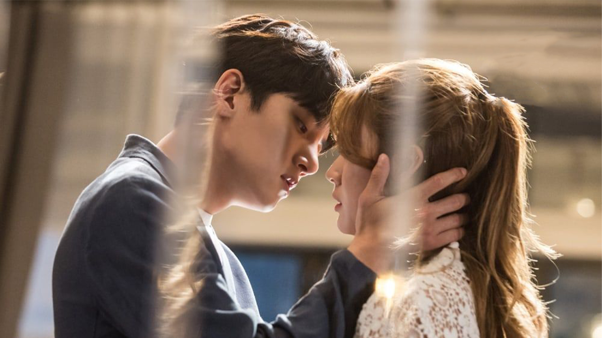 Это не мини дорама, конечно, а "Подозрительный партнер" с Чжи Чан Уком. Почему-то вспомнила о ней..Там химия была между героями неплохая, и сама дорама мне понравилась, надо как-нибудь пересмотреть 