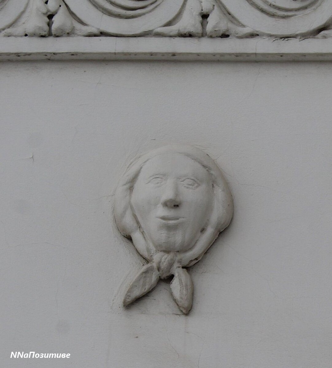 Маскарон на усадьбе Рябининой