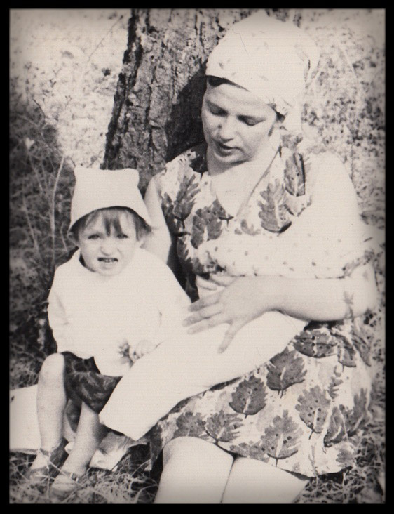 Сестра, мама и я на руках.