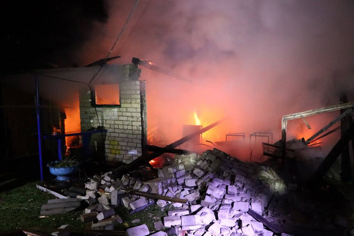    В Рыльске Курской области загорелись хозпостройки в результате атаки ВСУ