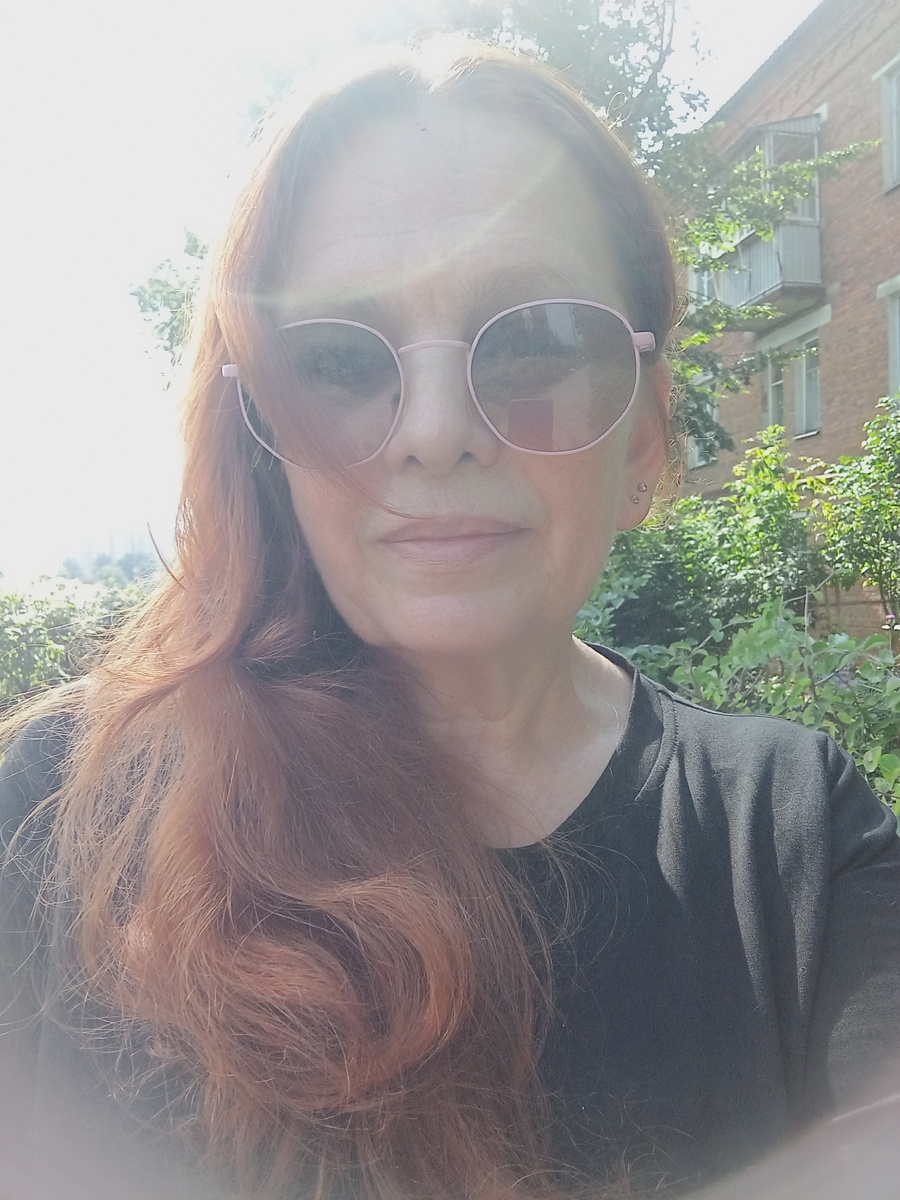 На Дзене я Василиса) 57 лет, пенсионерка. Что не помешало мне найти работу музыкального руководителя и хореографа. Трое детей, младшему 13 лет. Про него и пишу сейчас. 