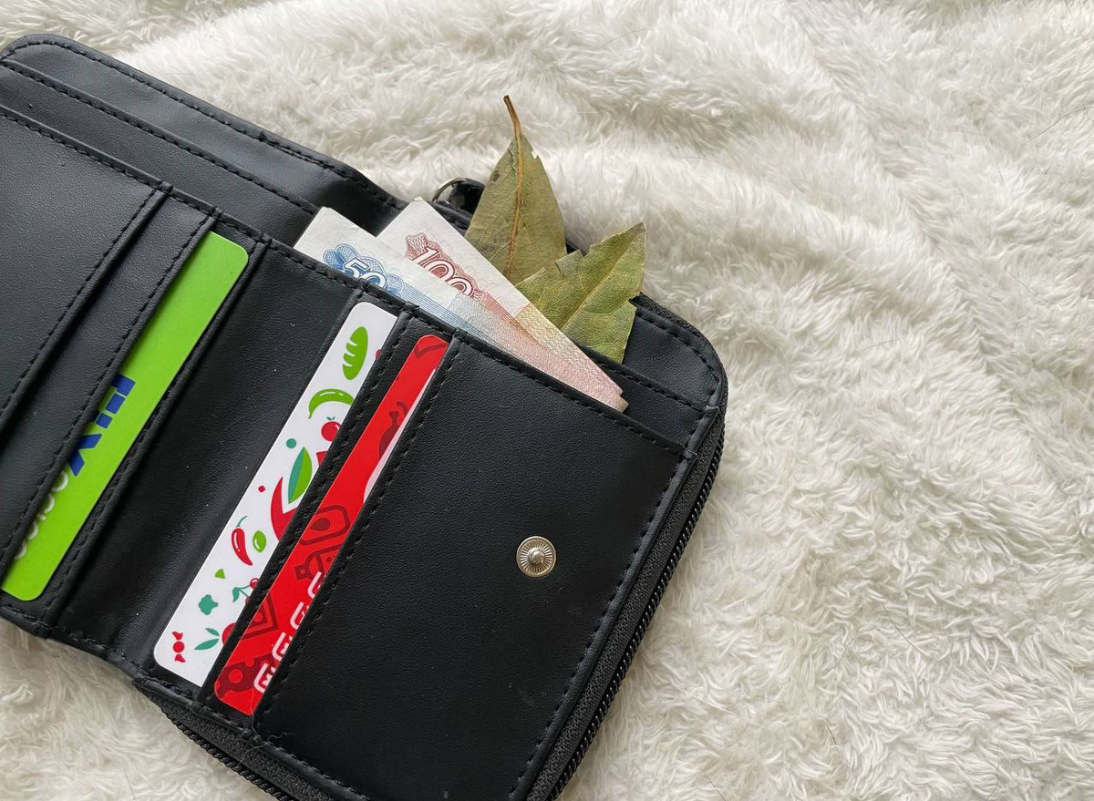    Лавровый лист всегда держу в кошельке - и вам советую: вот как это работает - странно, но факт