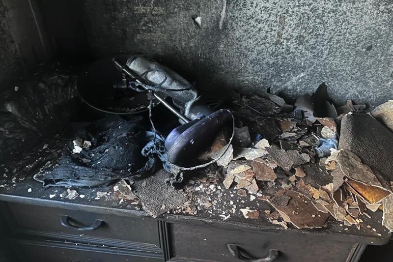    Фото пресс-службы СУ СКР по Свердловской области / Квартира после пожара