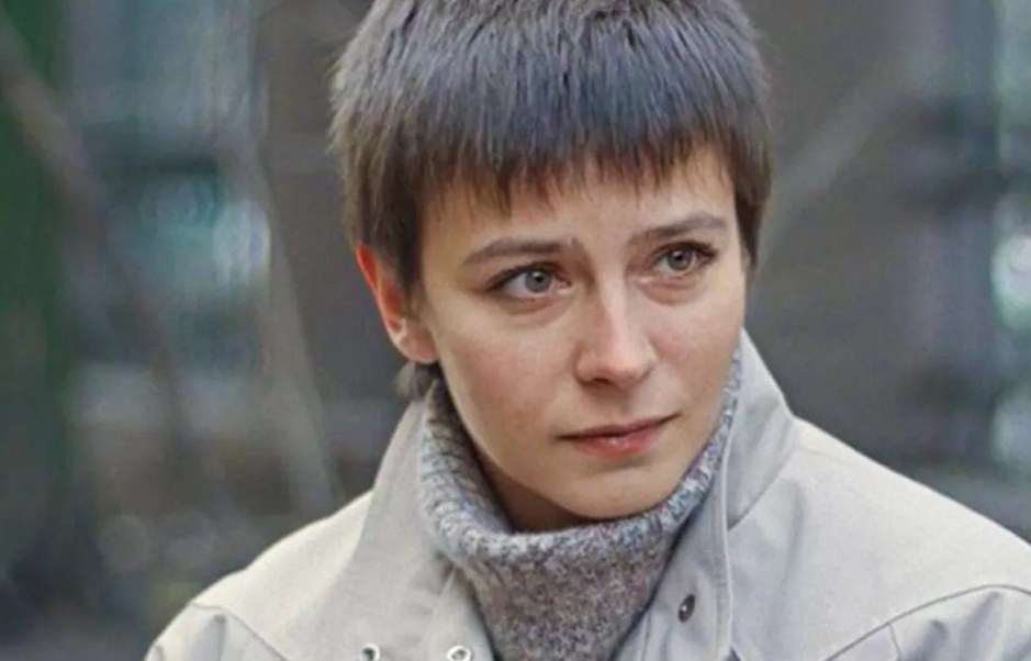 Говорят, актрису перед съемками просто "неудачно" постригли. Да так неудачно, что она сразу стала иконой стиля