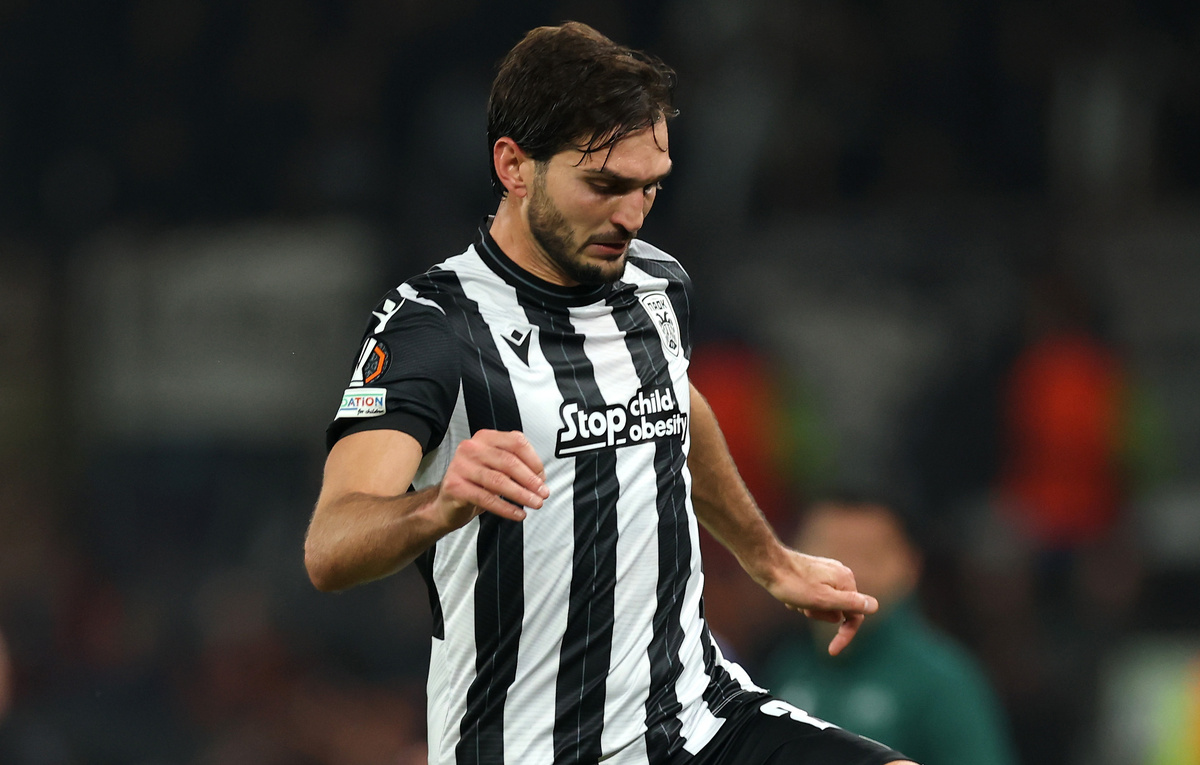    Полузащитник ПАОКа Магомед Оздоев  Carl Recine/Getty Images