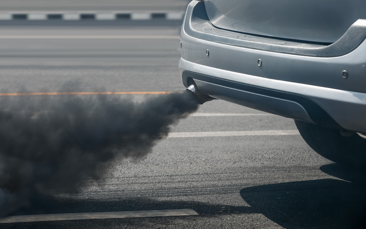 Toa55 / Shutterstock / FOTODOM📷Черный дым из выхлопной трубы является признаком забитого сажевого фильтра