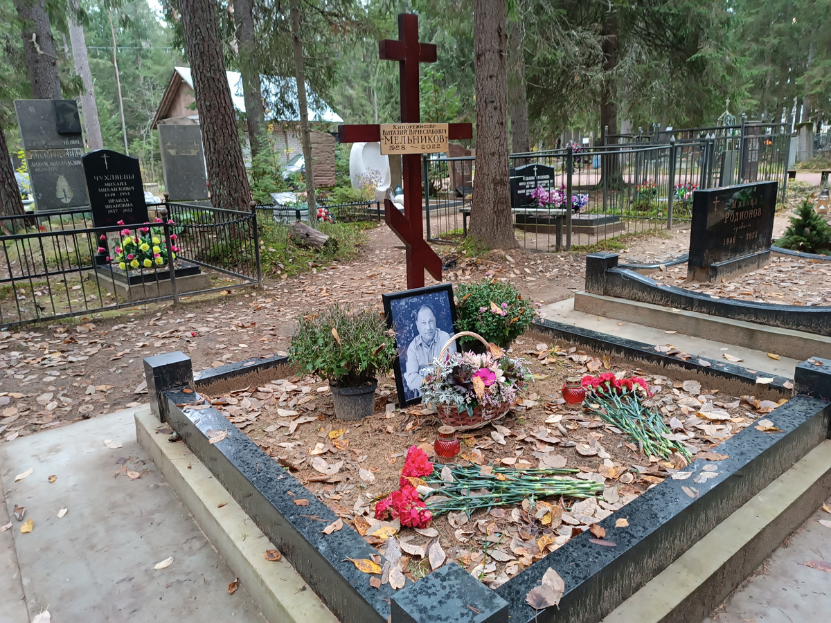 Временный деревянный крест на могиле Виталия Мельникова