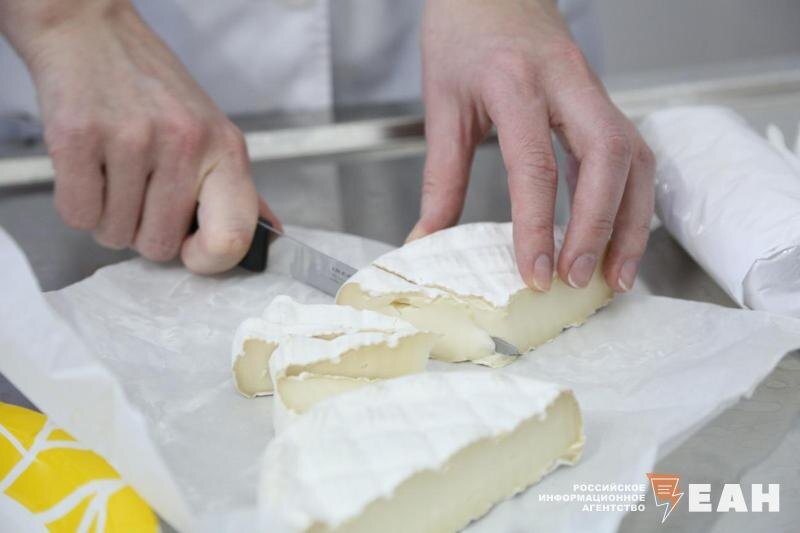    ЕАН. Человек нарезает сыр