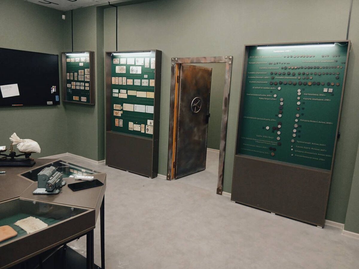 На фото: металлическая дверь как из банковского хранилища — символ перехода в “мир денег”