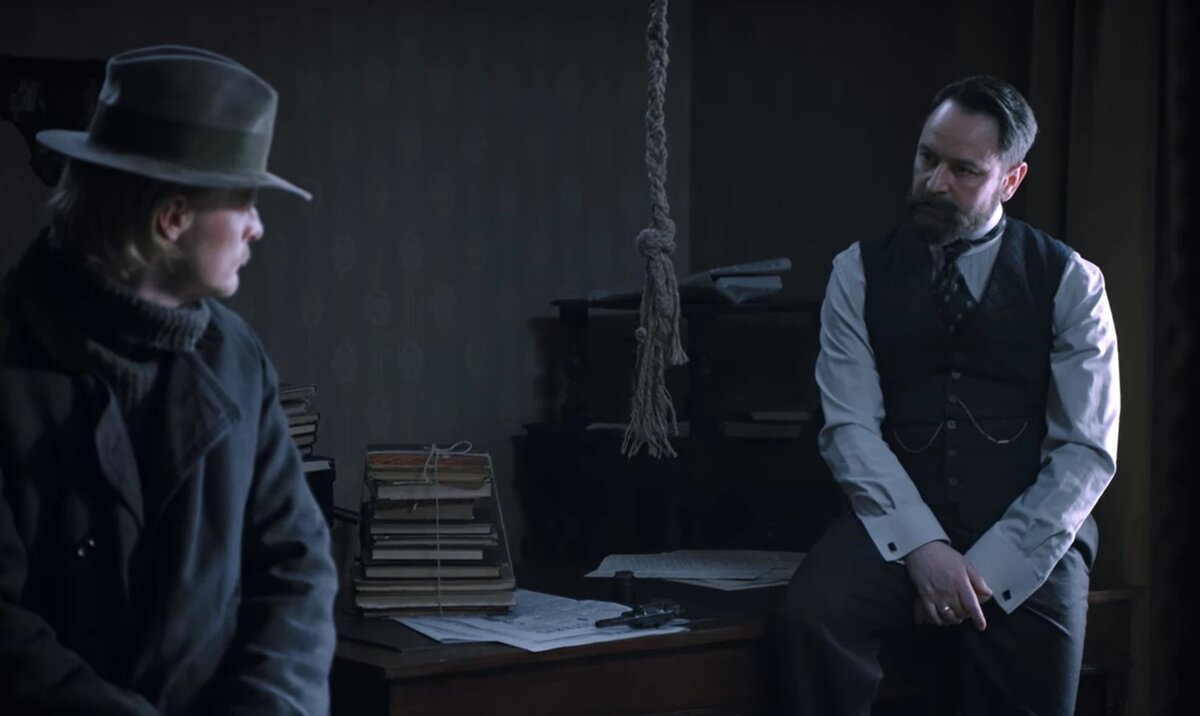 Эсер Лютер (Александр Мизёв) объясняется по поводу взрыва в отеле Бристоль с социал-демократом Красиным (Алексей Гришин). Ист. https://cyber.sports.ru/cinema/blogs/3355236.html