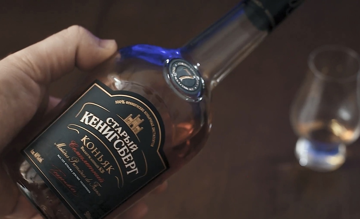 Дизайн знаком всем, кто хоть хоть раз подходил к витрине алкоголя. Заявление о дистиллятах из Франции (Tessendier) настраивает на хороший лад.