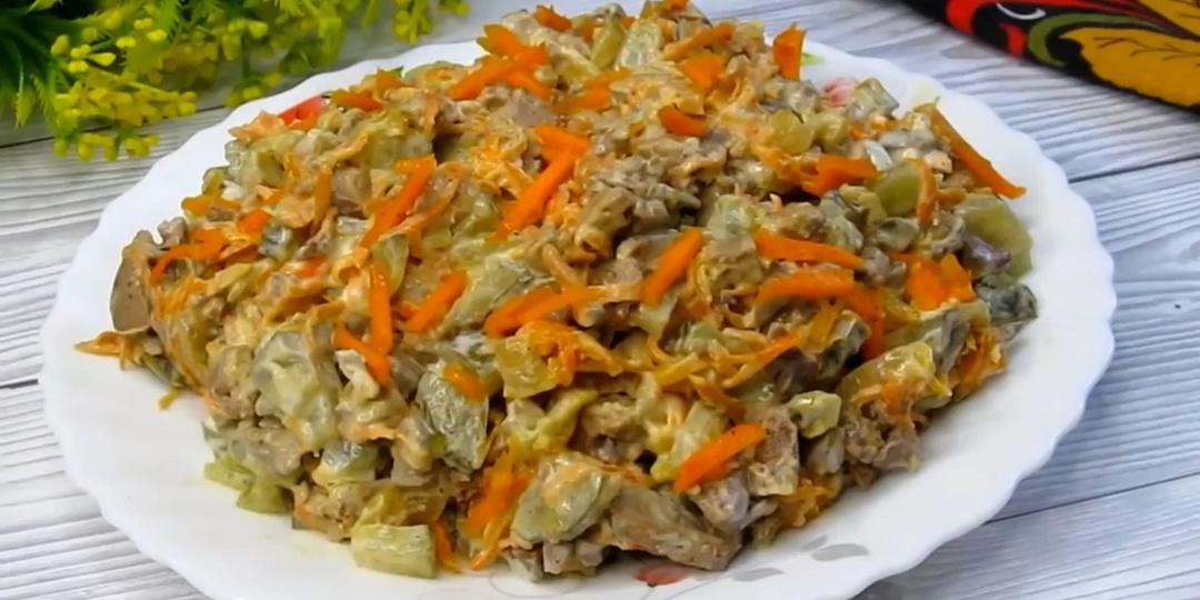 Всего четыре ингредиента, но как же вкусно. Сочетание продуктов идеальное, салат в десятке лучших.
