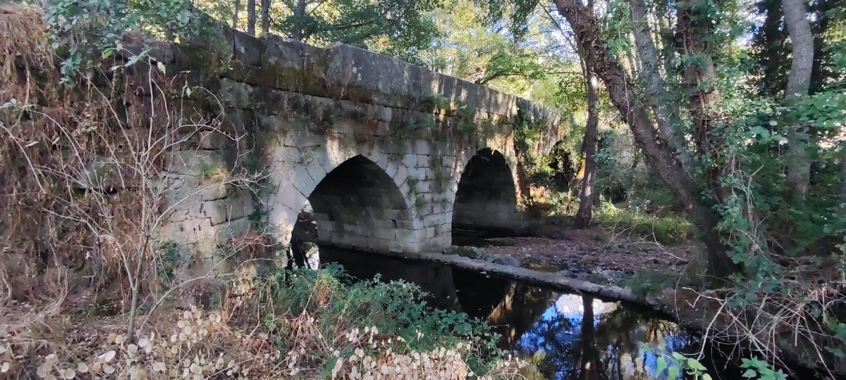 Вот и сам мост. Выглядит очень массивно.