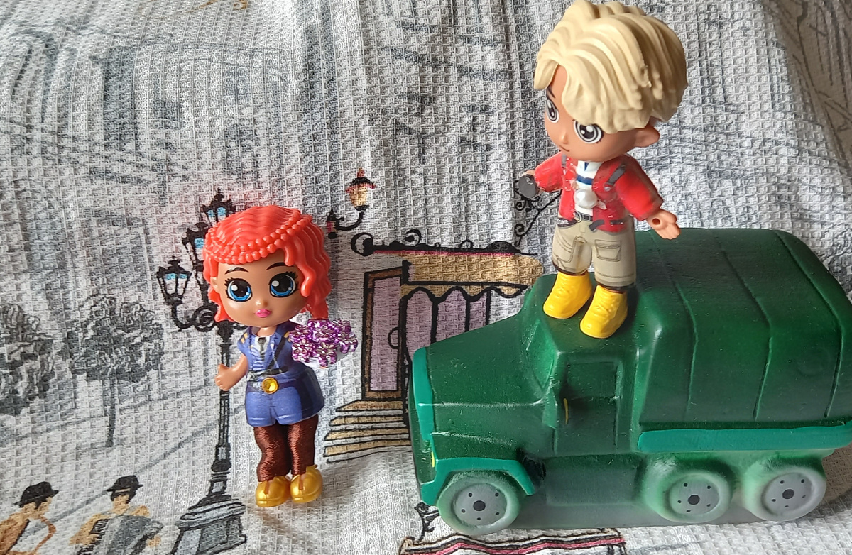 Автоинспектор Мария Александровна Моторова поздравляет начинающего юного водителя Тихона и всех, кто за рулём, с праздником!