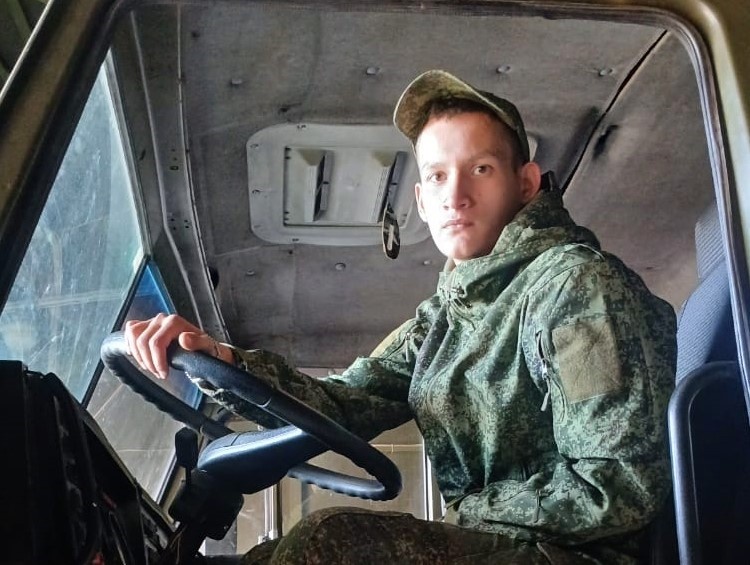 Сергей точно знает, что самая почётная профессия - защищать Родину.