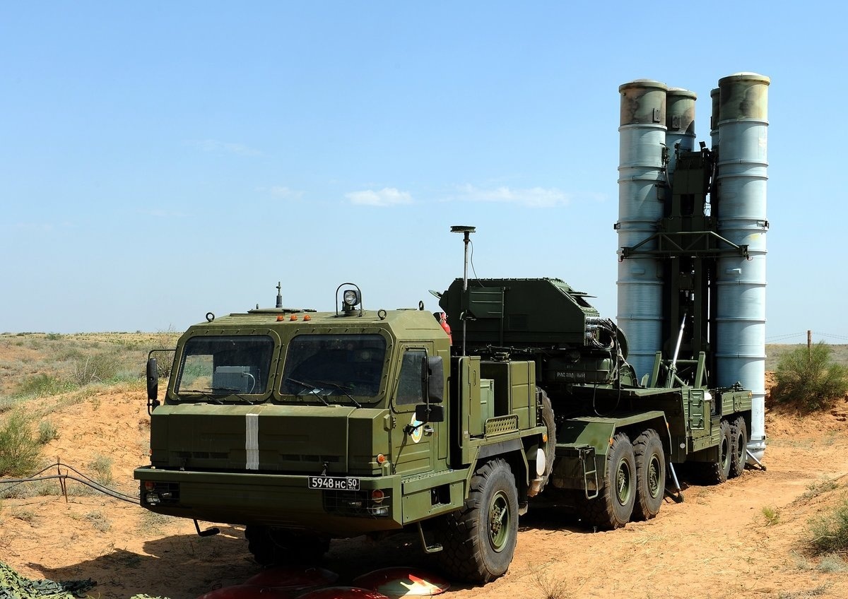 Вот такой зенитно-ракетной системой 3РС - 400 управляет "Шумахер"