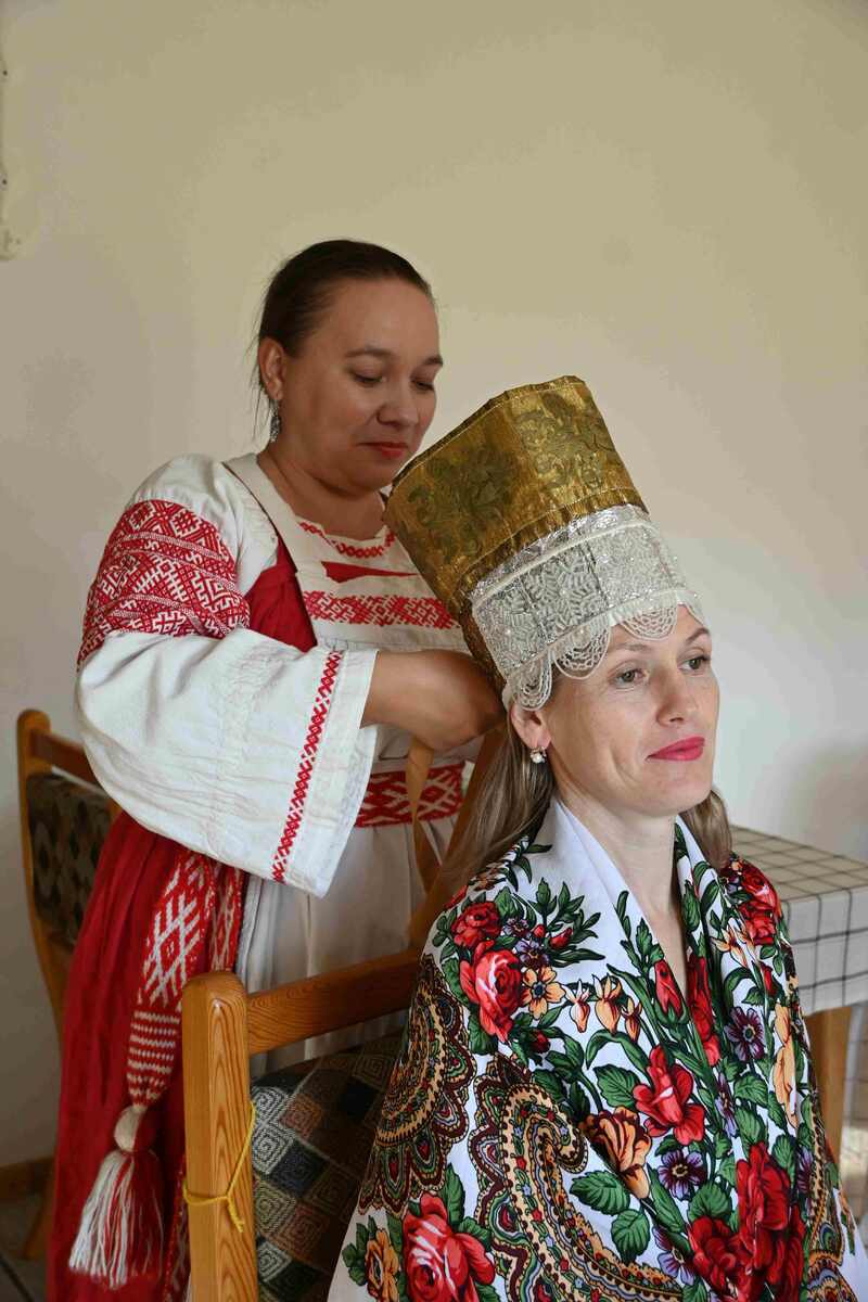 Анастасия Сема на мастер-классах всегда показывает, как правильно носить кокошник. В качестве модели выступила её коллега Екатерина