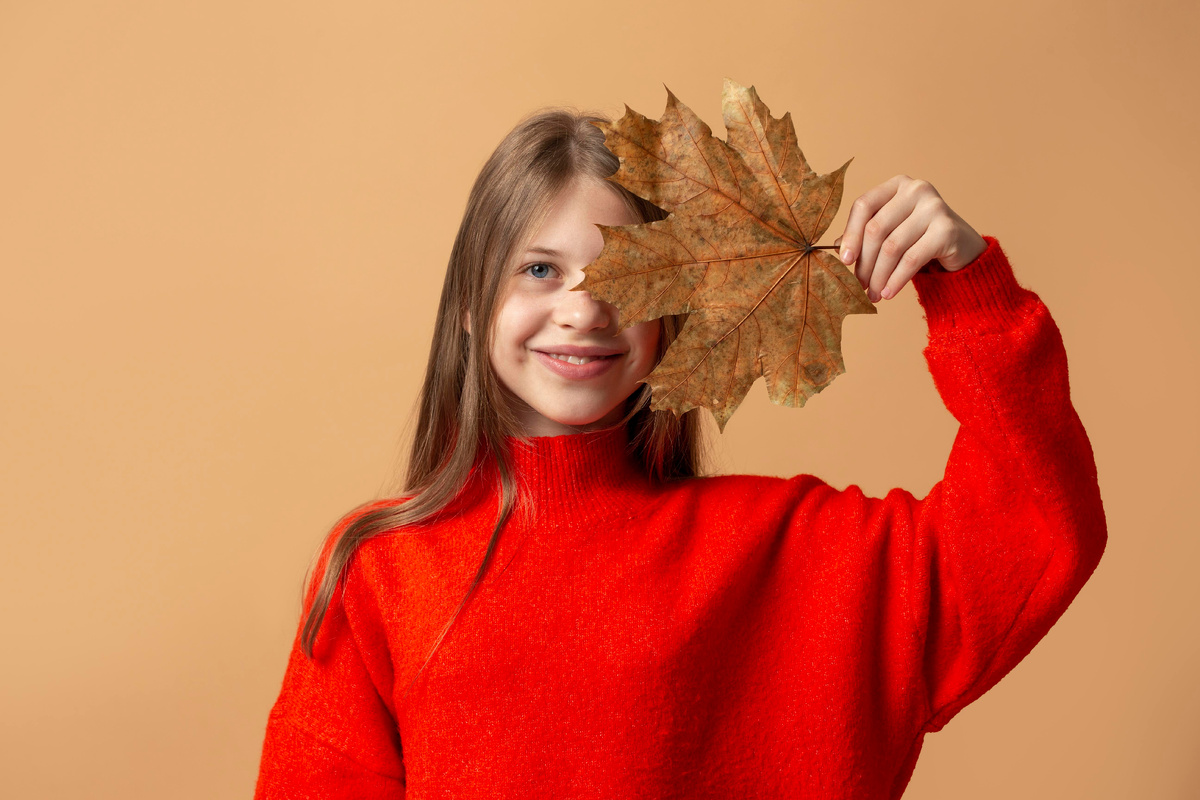 источник фото: https://ru.freepik.com/free-photo/autumn-person-with-cozy-clothes_19534413.htm#fromView=search&page=2&position=39&uuid=97e0e63e-0ca6-4701-b053-08e132aa4cd7&query=%D0%BE%D1%81%D0%B5%D0%BD%D0%BD%D0%B8%D0%B5+%D0%BA%D0%B0%D0%BD%D0%B8%D0%BA%D1%83%D0%BB%D1%8B
