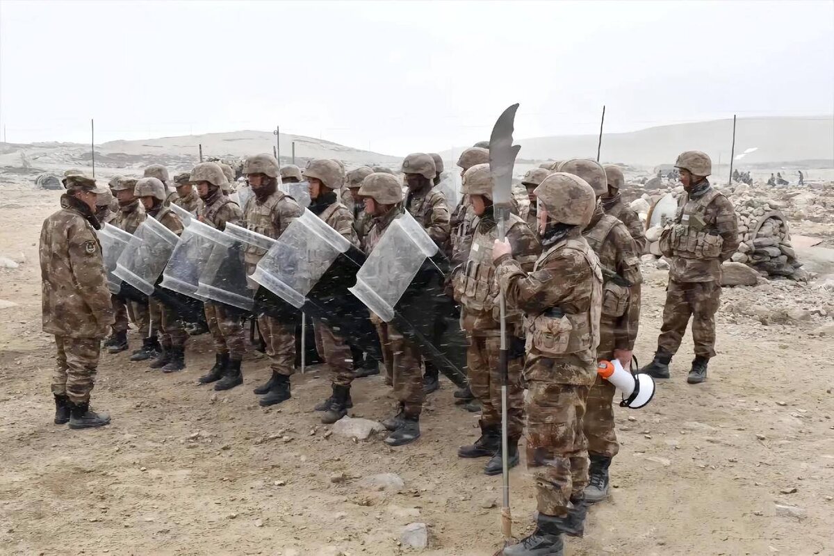 Гималайский фронт: Где робо-псы и дроны сдают позиции средневековым дубинкам.