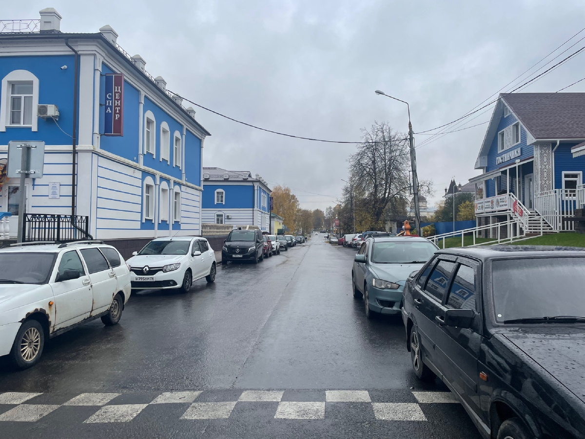 Улица за причальной площадью. Весьма симпатично и ухожено