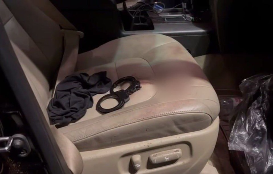    В салоне внедорожника обнаружили багровые следы, похожие на кровь.