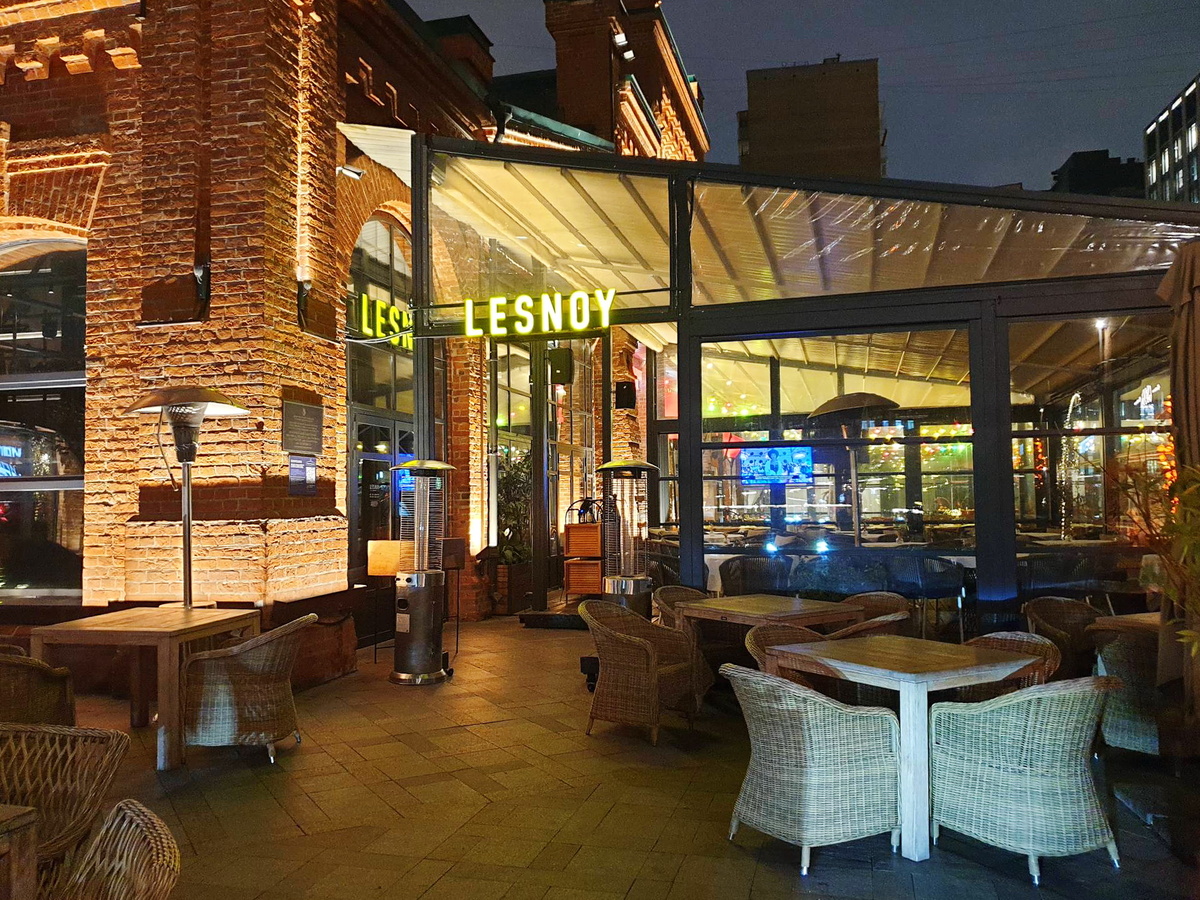 Вход в ресторан "Лесной"