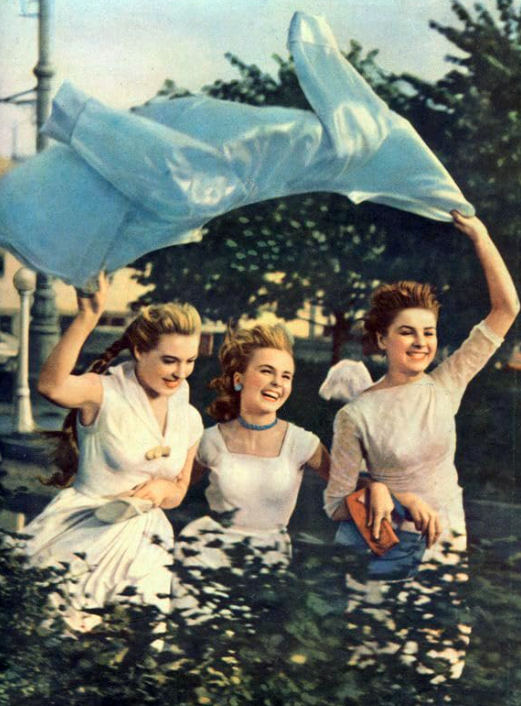 Лидия Федосеева-Шукшина, Людмила Крылова и Маргарита Кошелева в фильме «Сверстницы», 1959