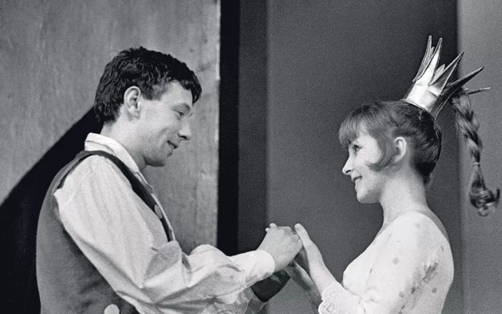 Людмила Крылова с Олегом Далем в спектакле «Голый король», 1963