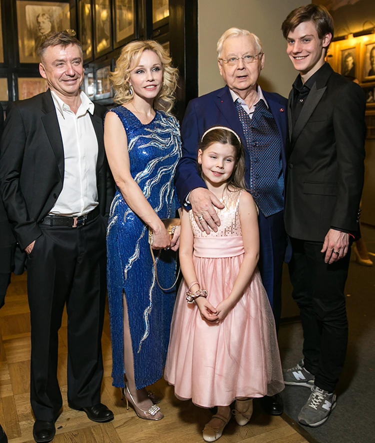 Олег Табаков с супругой Мариной Зудиной и детьми: Антоном, Павлом и Машей