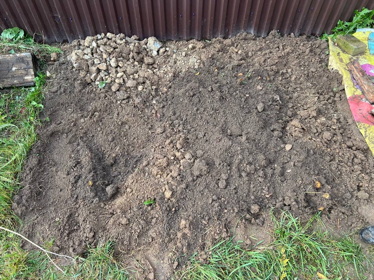 Место под клумбу со строительным мусором