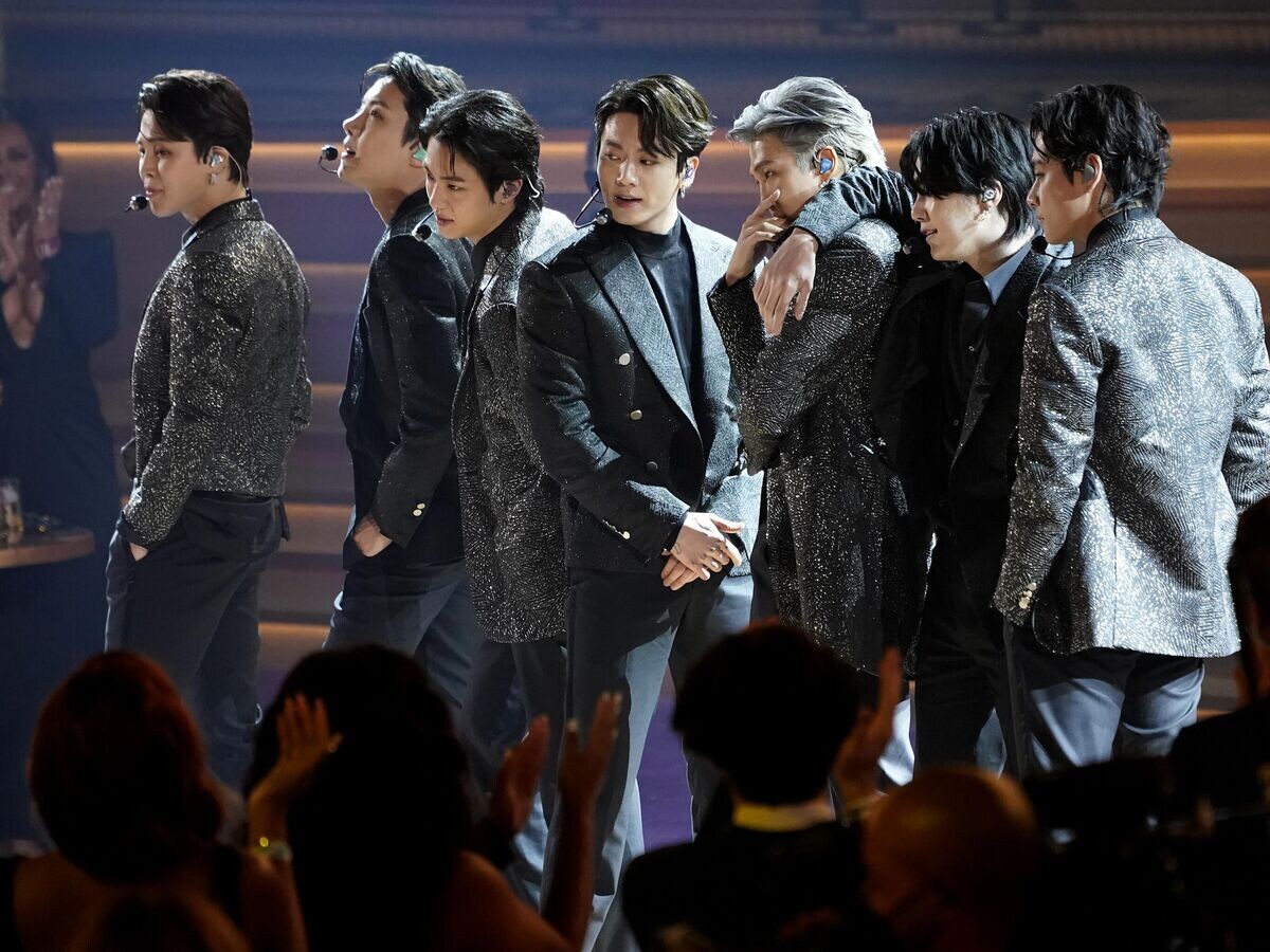    Участники группы BTS во время выступления© AP Photo / Chris Pizzello