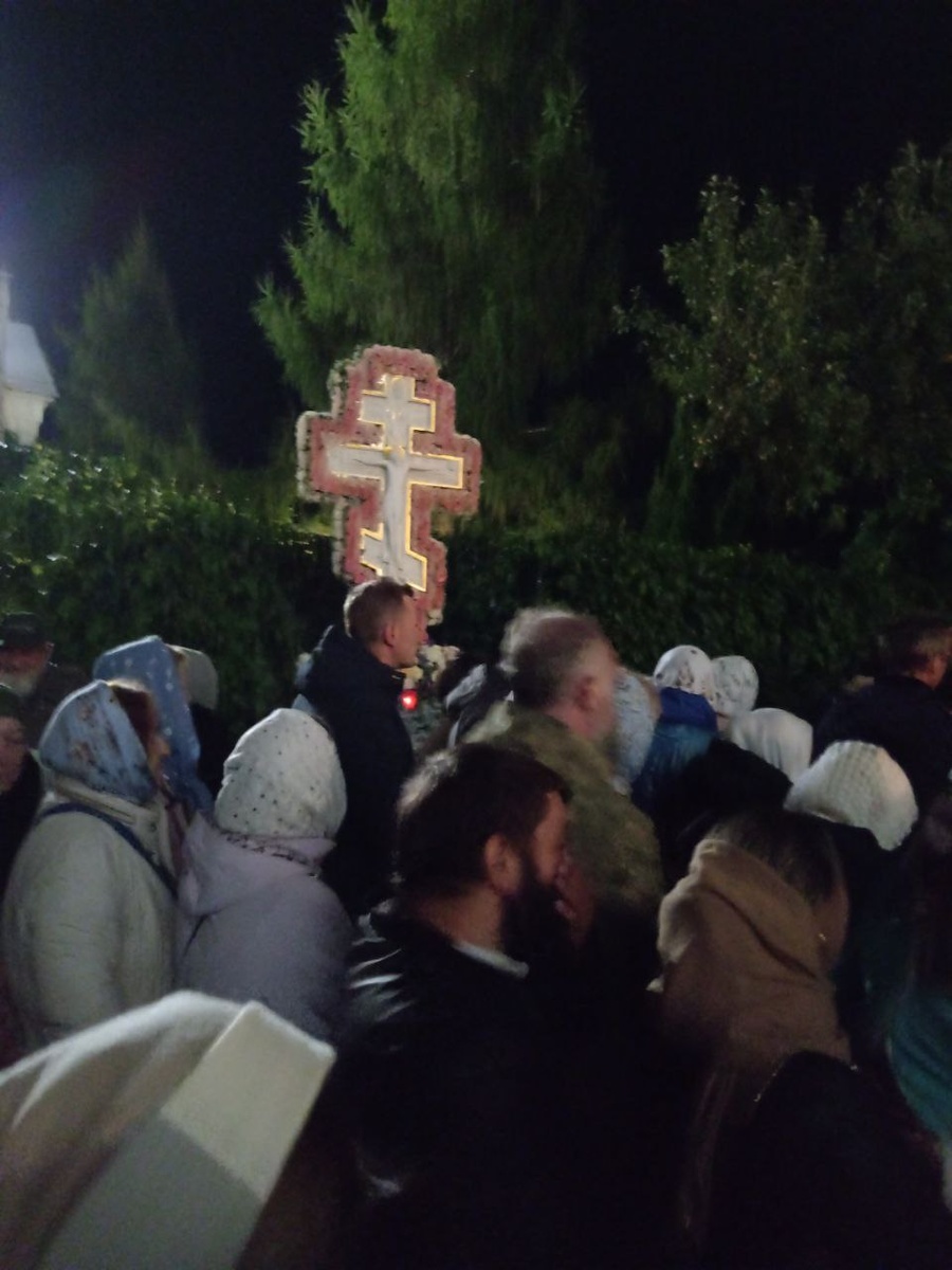 Первый поклонный Крест с Господом, который расположен перед началом Святой Канавки (фотография с чина погребения Божьей Матери 29 августа 2025 года)