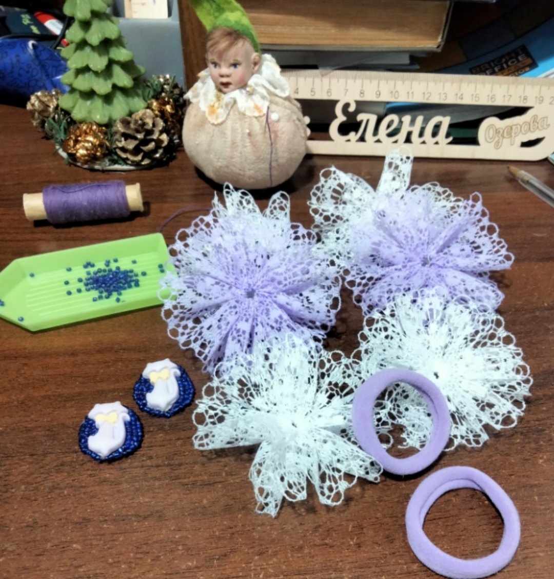 Кружевные бантики в процессе сборки