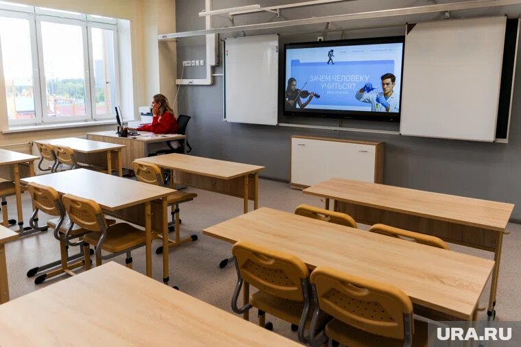 Жители 5-го Заречного микрорайона требуют построить новую школу. Фото: Вадим Ахметов © URA.RU