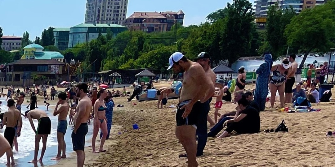 Никто косо не смотрел, хотя дагестанки в отличие от приезжих женщин приходили на пляж в платьях. Чем удивили пляжи в Дагестане