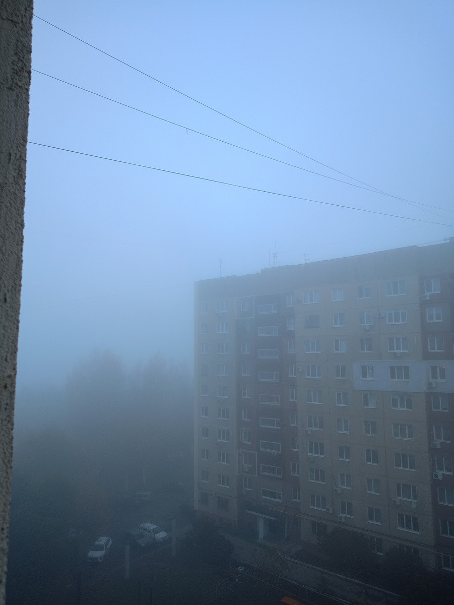 а ведь там за туманом частный сектор, но всё скрыто в молоке